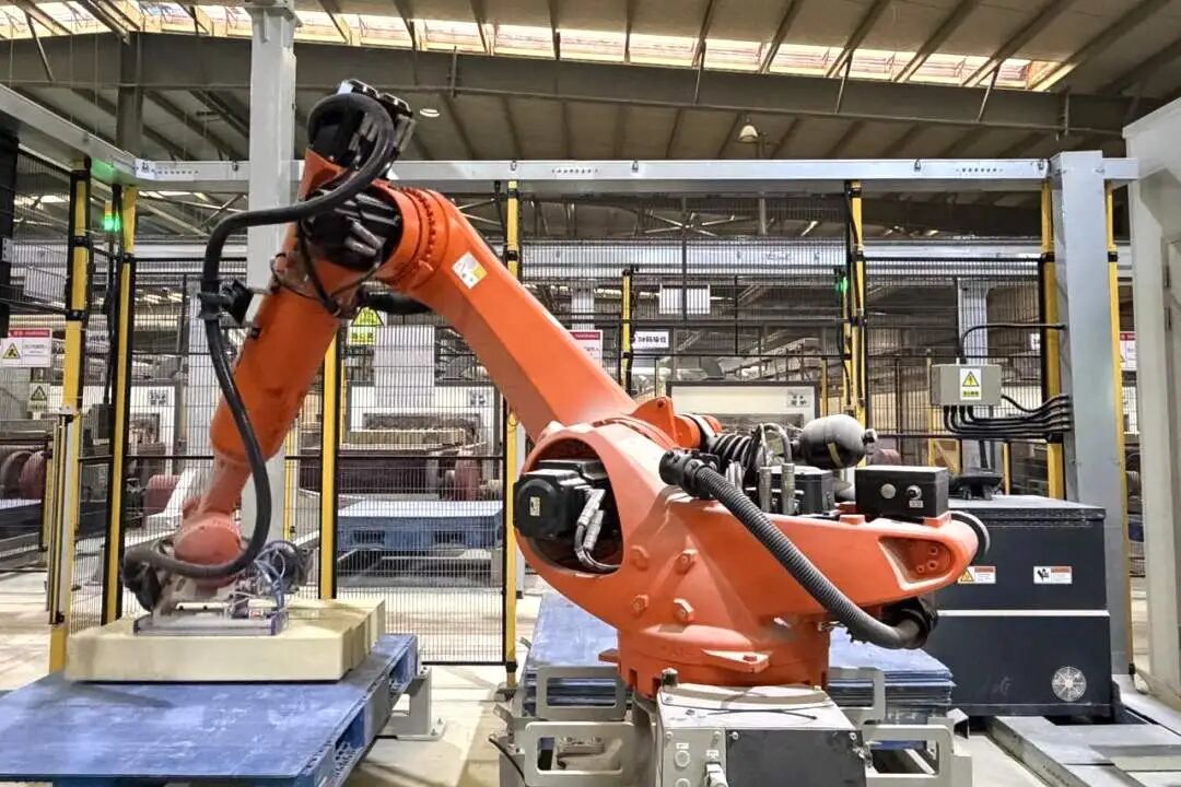 图为智能械臂正在精准抓取 待切割的催化剂产品